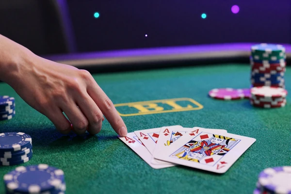 Blackjack-Hand mit Ass und King und leuchtenden Chips beim Blackjack online im GambleZen Live Casino